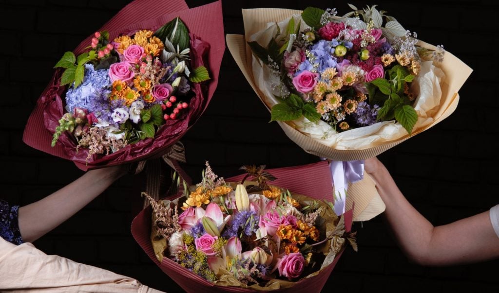 Три раскидистых букета в упаковке