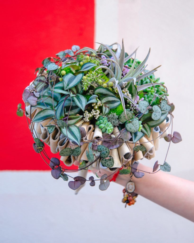 букет, рука, красный фон