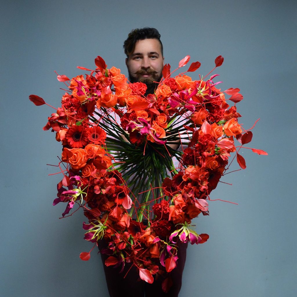 Мужик и большой букет