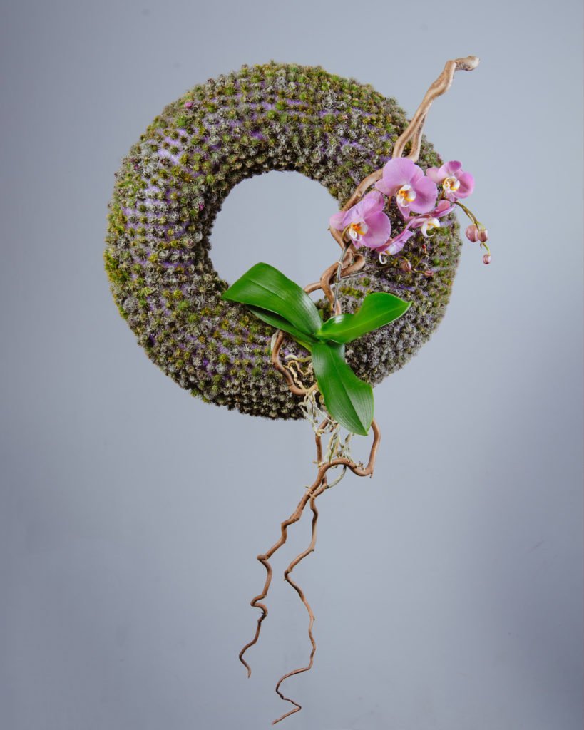 Венок с использованием орхидеи, веток корилуса и репейника.
Работа студента Kazanflowerschool.