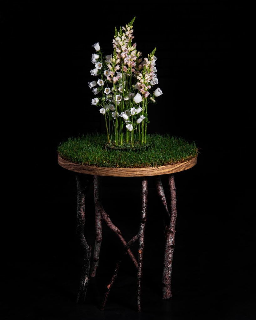 Декор стола с использованием березовых веток, колокольчиков и антирринума. Работа студента Kazanflowerschool