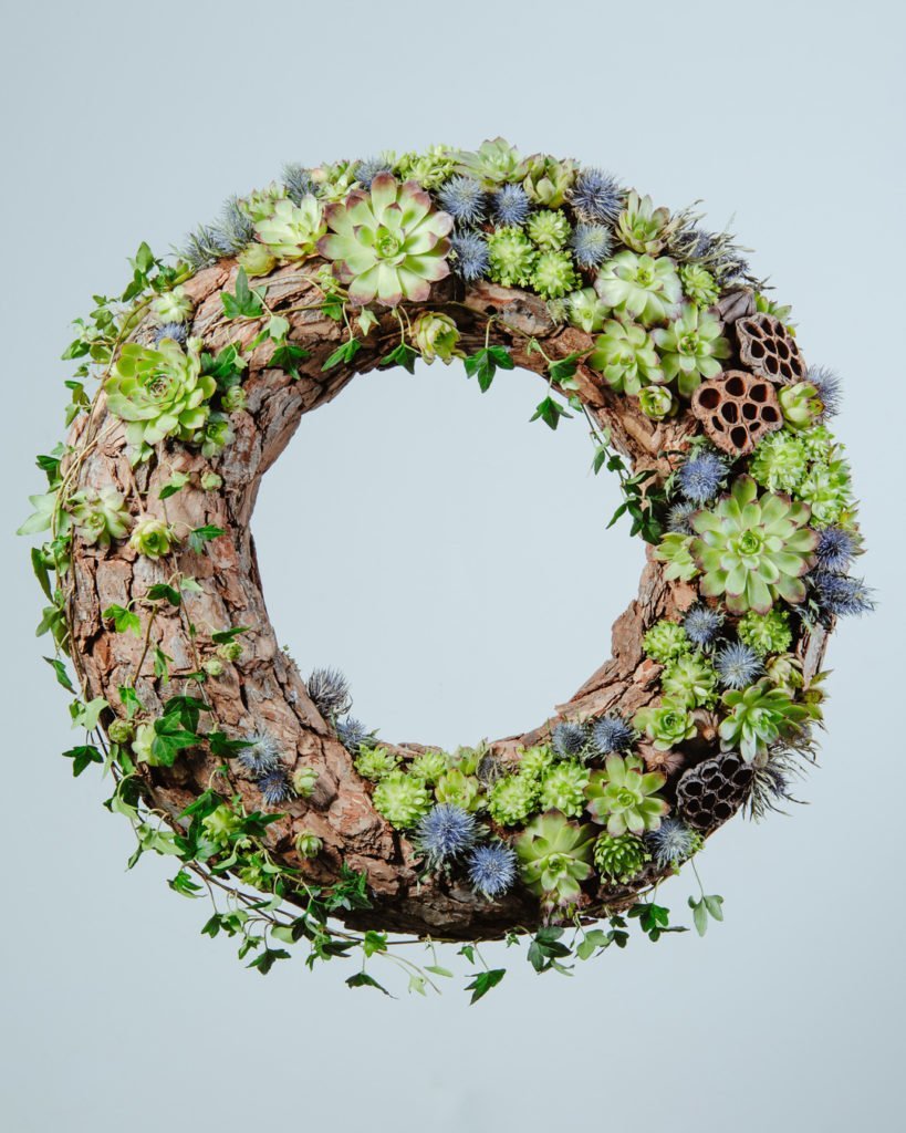 Венок с лотосами и суккулентами. Работа студента Kazanflowerschool.
