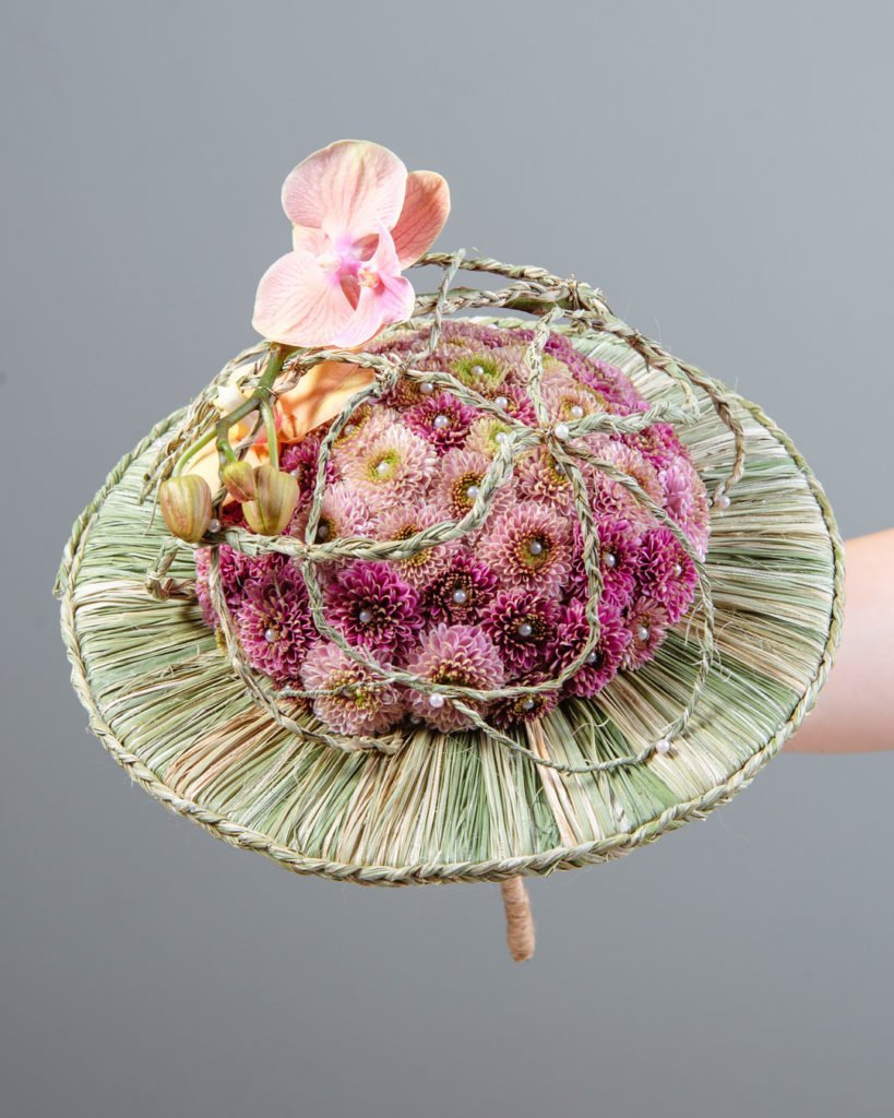 Каркасный букет с хризантемами и орхидеями. Работа студента Kazanflowerschool