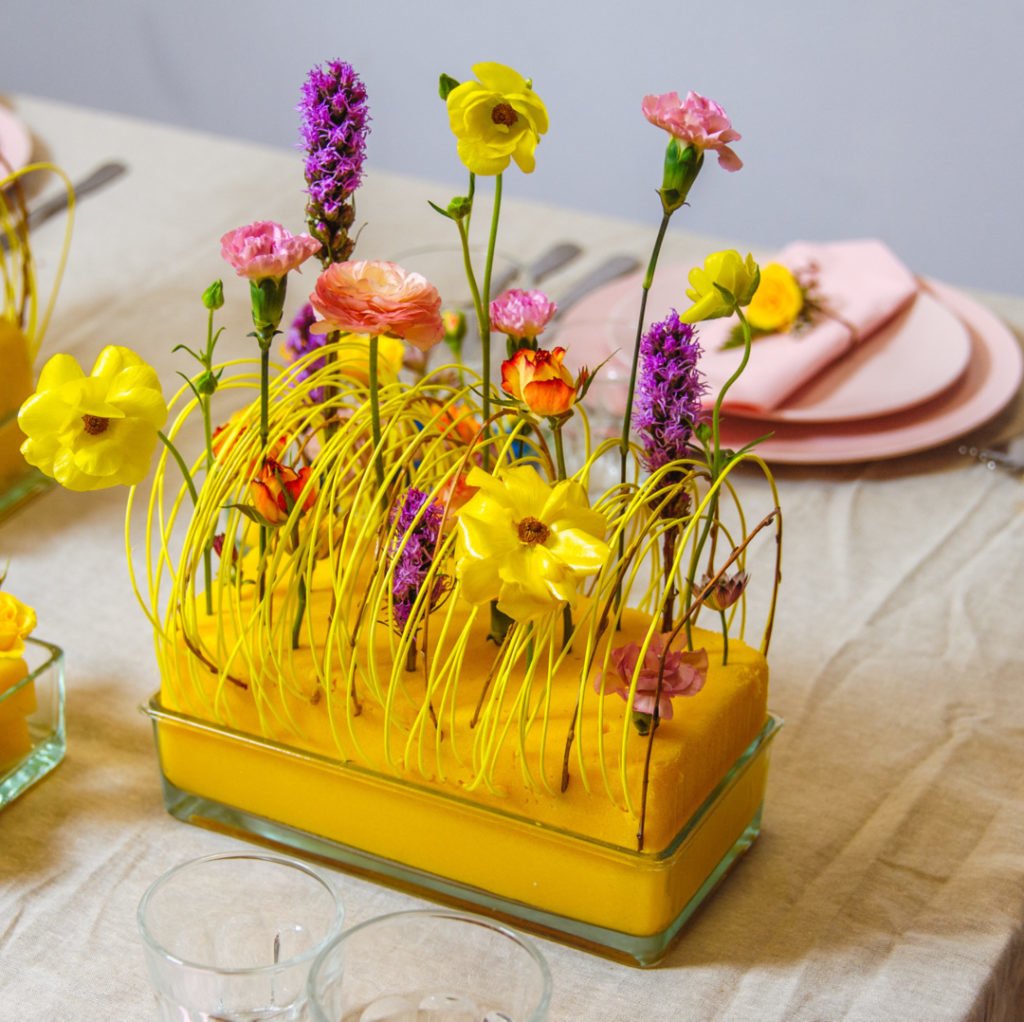 Композиция с использованием цветной флористической пеный . Работа студента курса "Профессия - флорист".