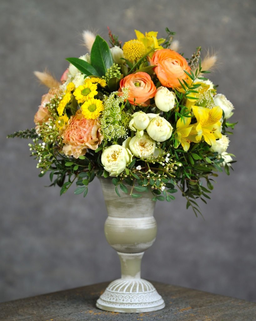 Композиция в радиальной технике. Работа студента курса "Профессия флорист".