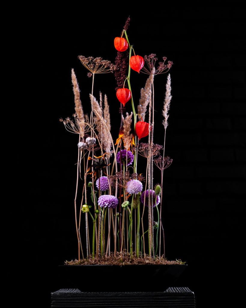 Композиция с параллельной постановкой материала . Работа студента курса "Флорист - дизайнер".