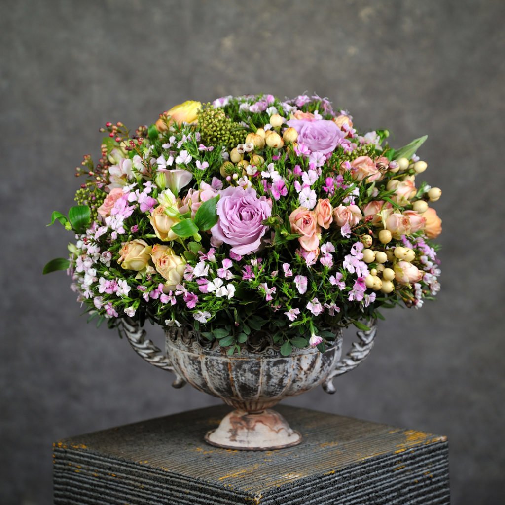 Композиция в радиальной технике. Работа студента курса "Профессия флорист".