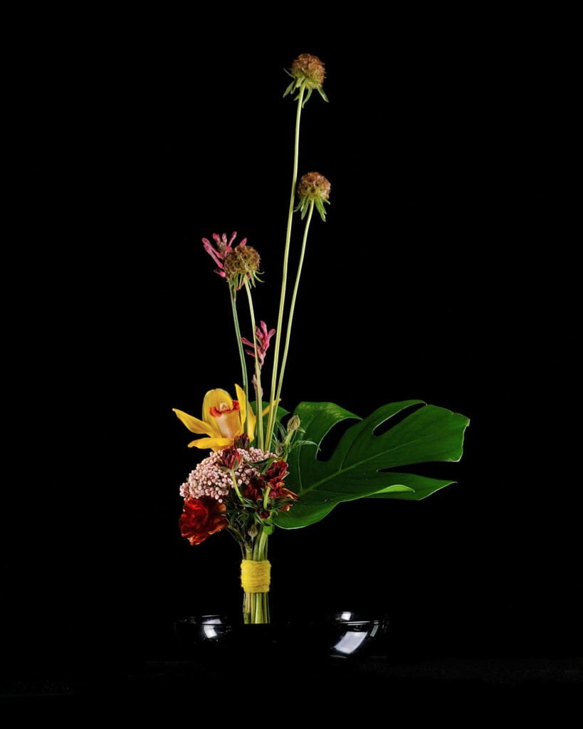 Вертикальный букет созданный студентом в рамках курса "Профессия флорист". Фото @havikozoki