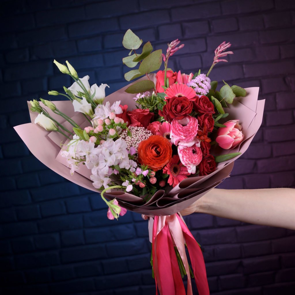 Раскидистый букет созданный студентом в рамках курса "Профессия флорист". Фото @havikozoki