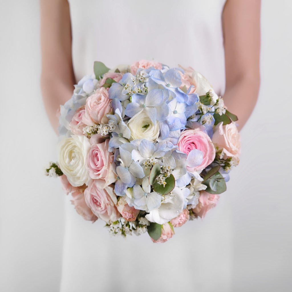 Свадебный букет созданный студентом в рамках курса "Профессия флорист". Фото @havikozoki