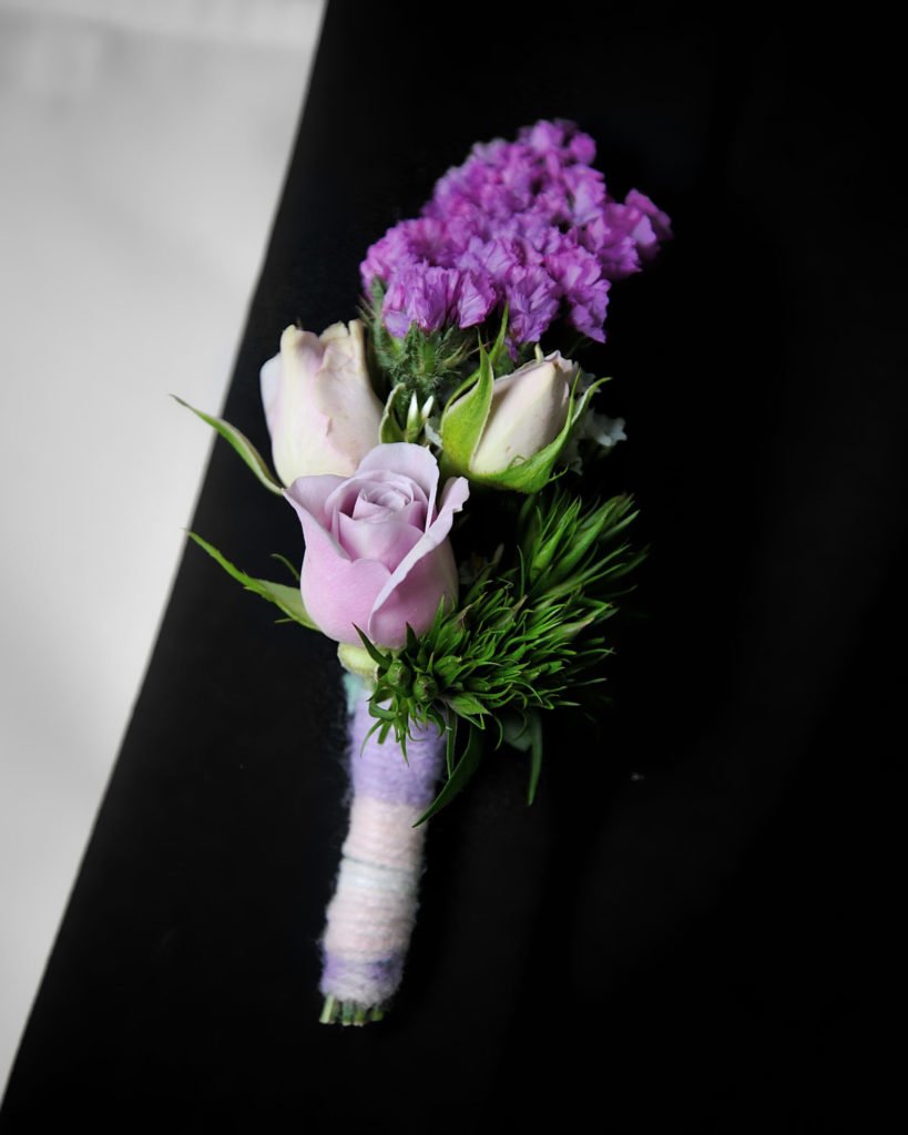 Бутоньерка созданная студентом в рамках курса "Профессия флорист". Фото @havikozoki