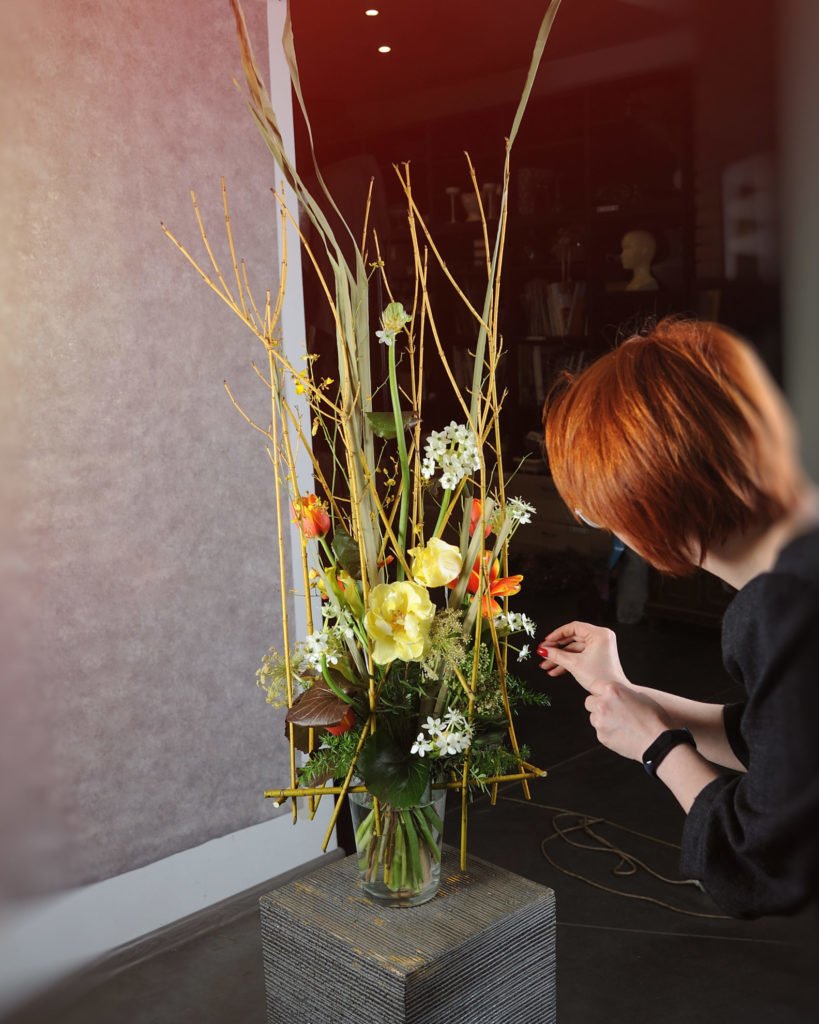 В процессе работы над букетом. Фото @havikozoki