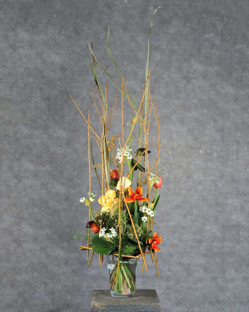 Каркасный букет с веткам дёрена. Фото @havikozoki