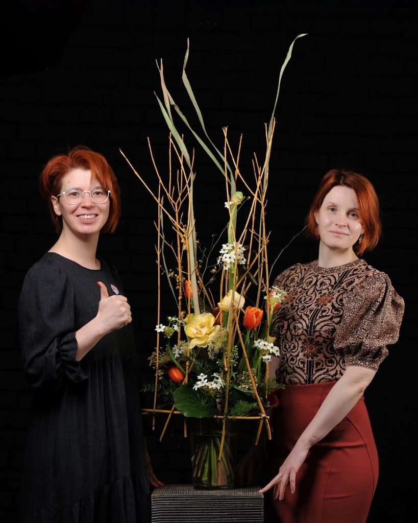 В процессе работы над букетом. Фото @havikozoki