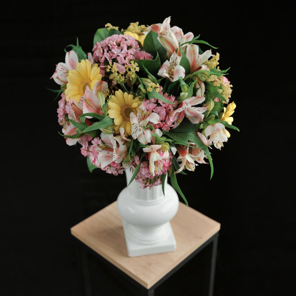 Первый букет с курса флористики "Профессия флорист". Фото @havikozoki