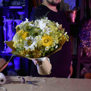 Круглый букет в упакованный в крафт-бумагу Круглый букет в упакованный в крафт-бумагу