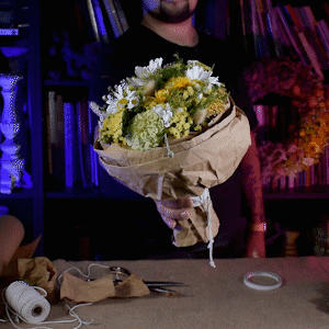 Круглый букет упакованный в жатую крафт - бумагу Круглый букет упакованный в жатую крафт - бумагу