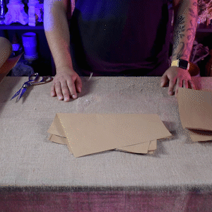 Делаем надрез Делаем надрез в квадратах из крафт-бумаги