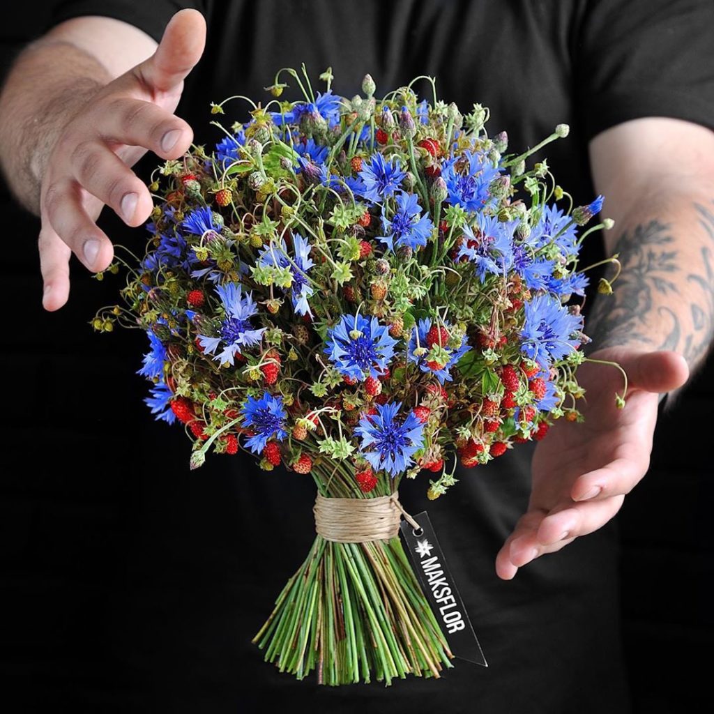 Курсы флористики Казань. Летний букет с ягодами.