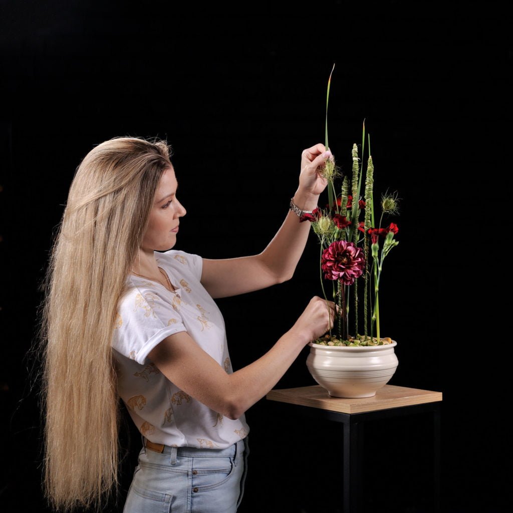 Студент за работой над флористической композицией!