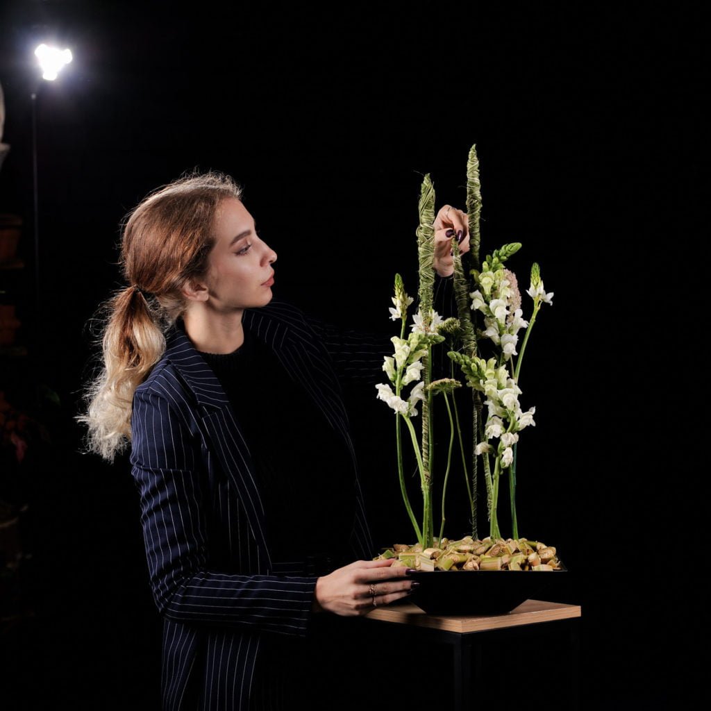 Студент за работой над флористической композицией!