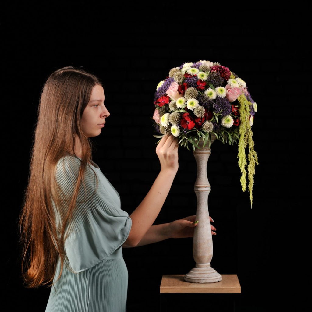 Студент за работой над флористической композицией!