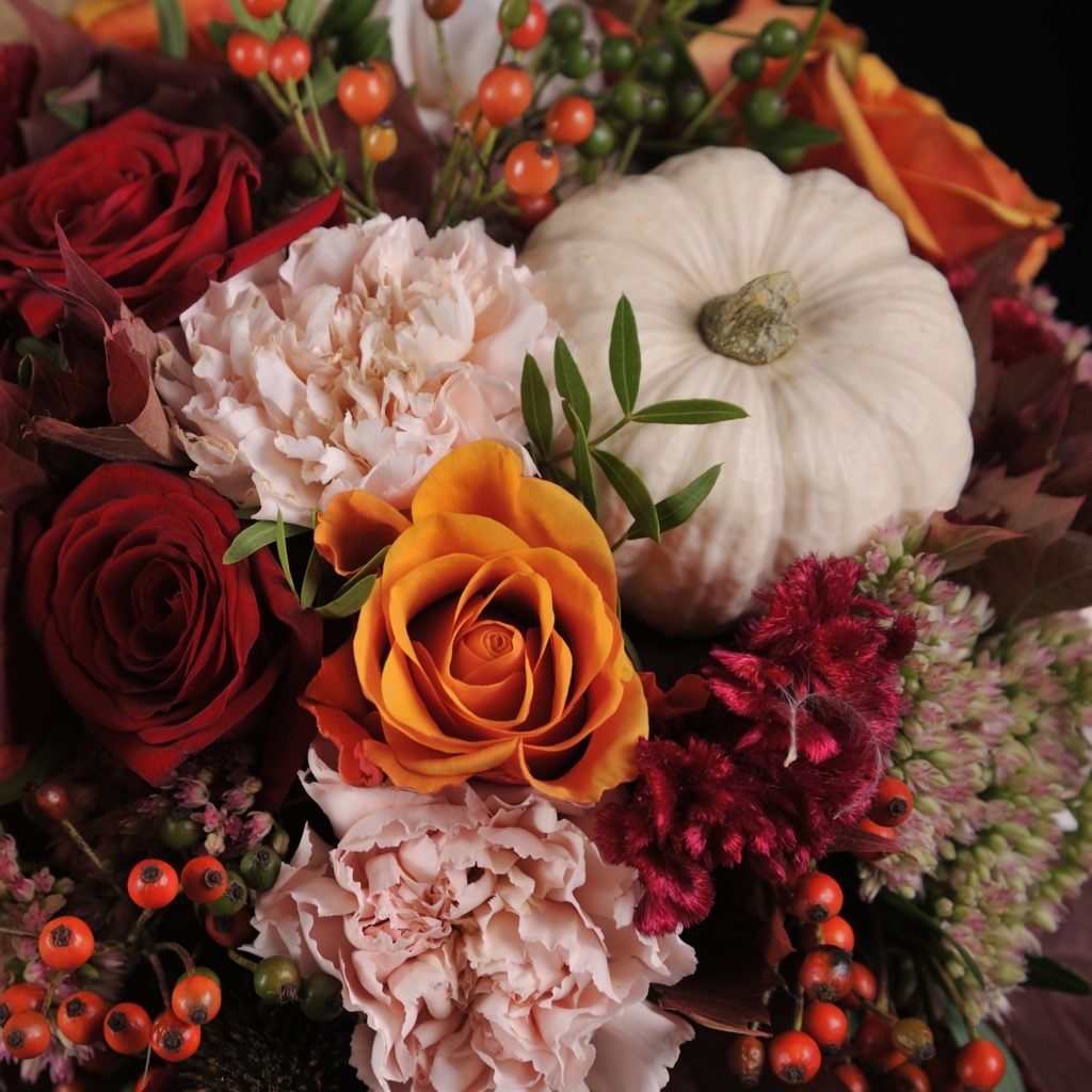 Тыква как фокусная точка в осеннем букете.