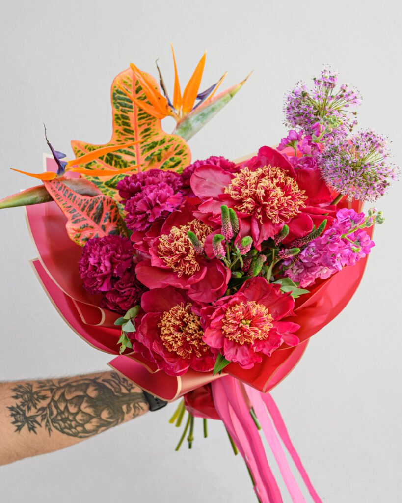 человек, держащий букет цветов в руке