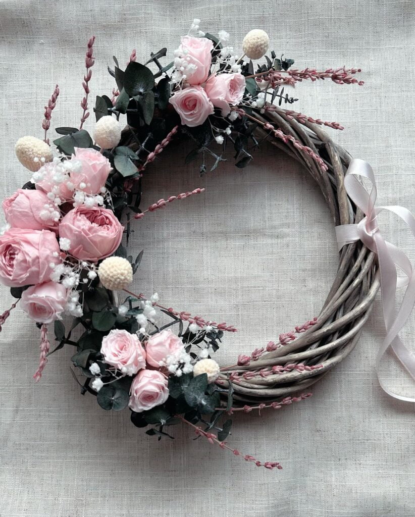 Венок с розовыми цветами и лентой от нашей студентки